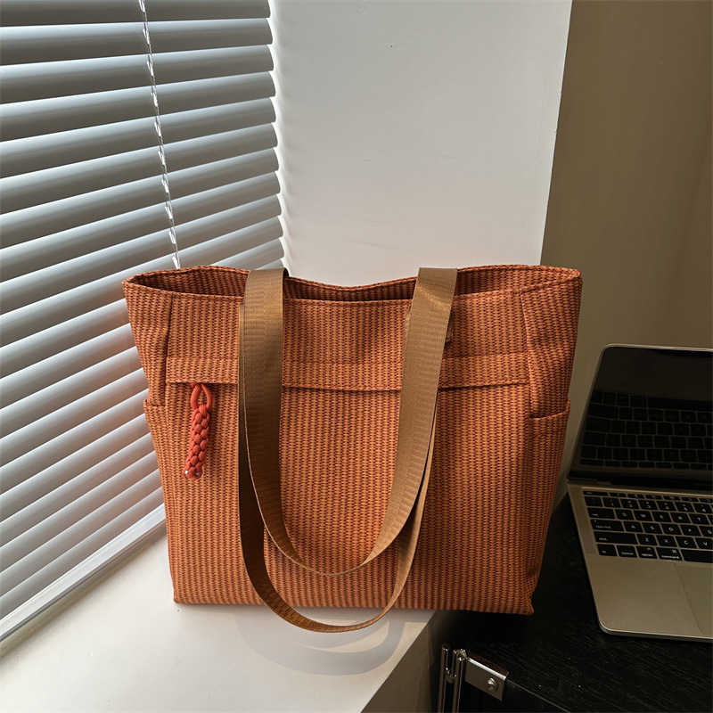 The 2025 new large-capacity tote bag for women, a simple and casual Korean style single-shoulder bag, versatile for commuting, underarm bag and hand-held bag full figure