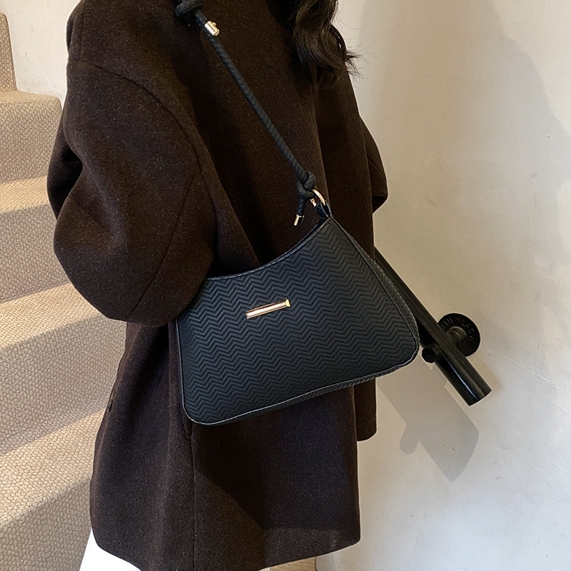 High-end single-shoulder underarm bag for women 2024 new style, fashionable and stylish baguette bag for women, retro and versatile single-shoulder handbag Specification drawing