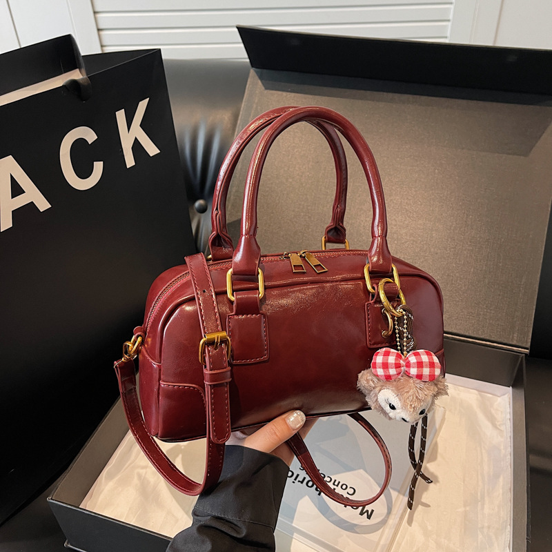 The new 2024 women's underarm bag is a trendy and versatile single-shoulder bag with a high-end feel. It's a Maillard casual commuting handbag details Picture