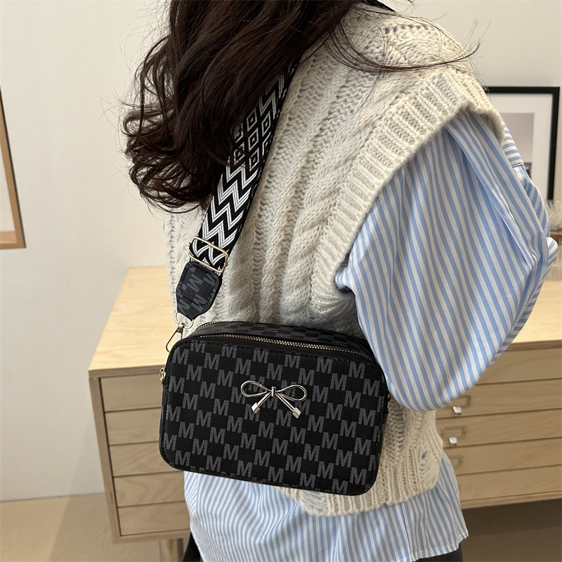 New style: Fashionable printed retro casual small square bag, wide shoulder strap single-shoulder crossbody bag, versatile small square bag for commuting details Picture