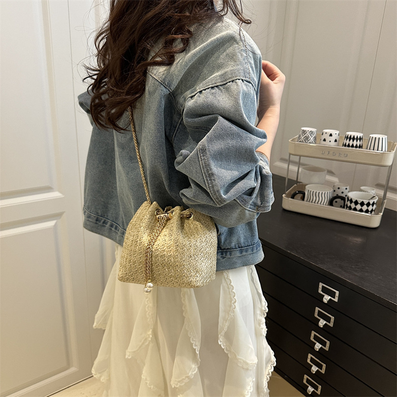 A new summer commuting Korean-style simple solid color single-shoulder crossbody bag for women in 2025, featuring a straw-woven drawstring chain bucket Specification drawing