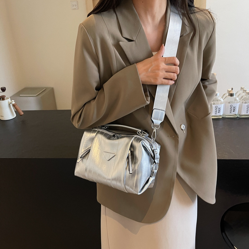 Fashionable, niche and high-end hand-held pillow bag for women 2025 new style, trendy, simple and versatile casual single-shoulder crossbody bag Application Scenario