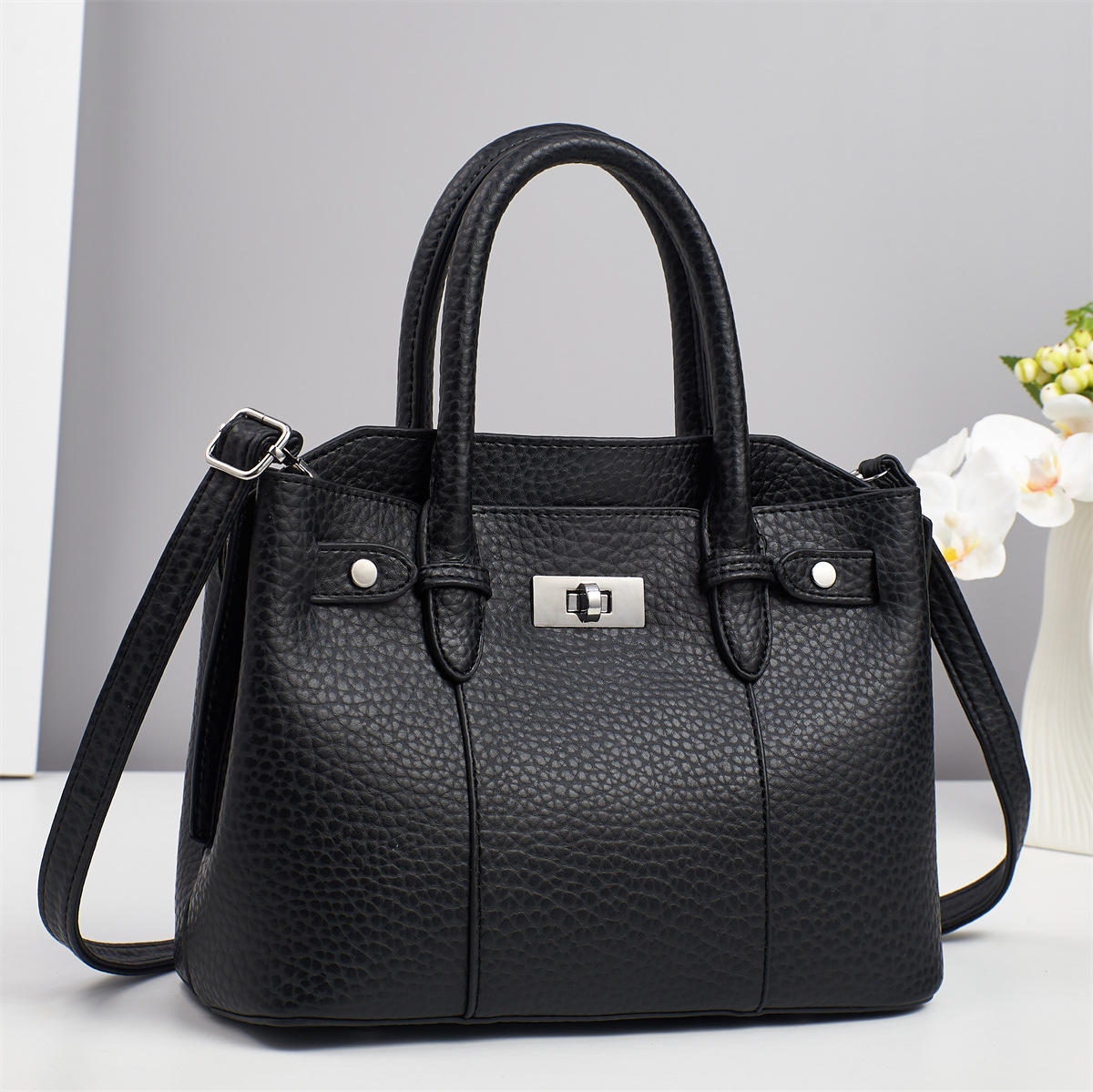 Versatile single-shoulder crossbody bag, trendy handbag, large bag with lychee pattern, elegant middle-aged women's bag, mom's bag, new spring and summer collection full figure