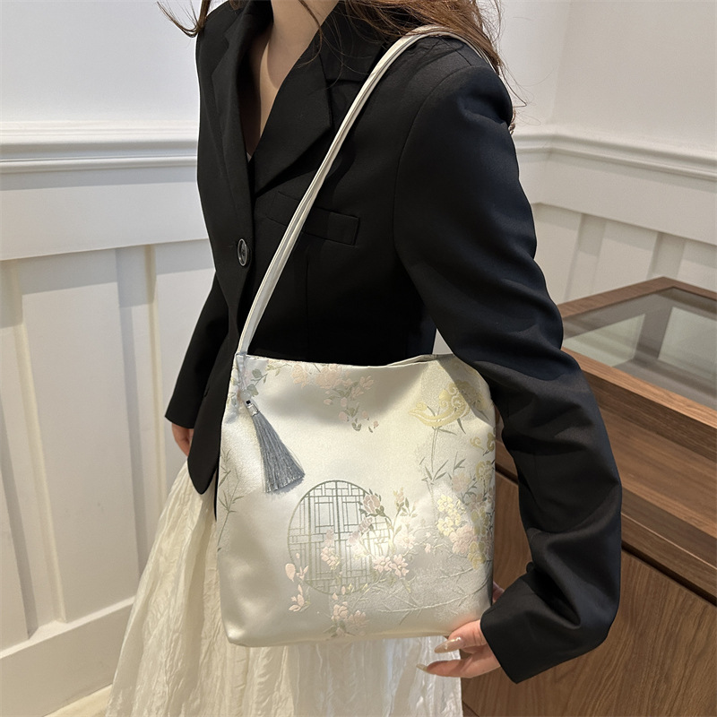 New Chinese-style large-capacity women's 2024 embroidered casual commuting tote bag, high-quality single-shoulder bag details Picture