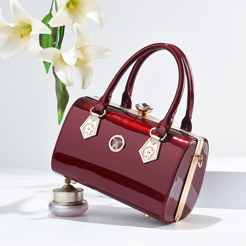 The 2022 new bestseller of shiny leather, high-end and elegant handbag, is trendy and fashionable for weddings. This year, bridal bags are in vogue for women Application Scenario
