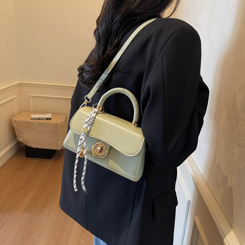 High-end handbag, small handbag, women's niche design, 2025 new small square bag, fashionable and versatile, single-shoulder crossbody bag Application Scenario