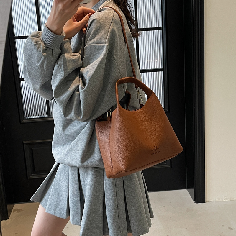 Large-capacity simple bucket bag for women, 2025 new trendy and fashionable single-shoulder crossbody bag, soft leather retro underarm bag Application Scenario