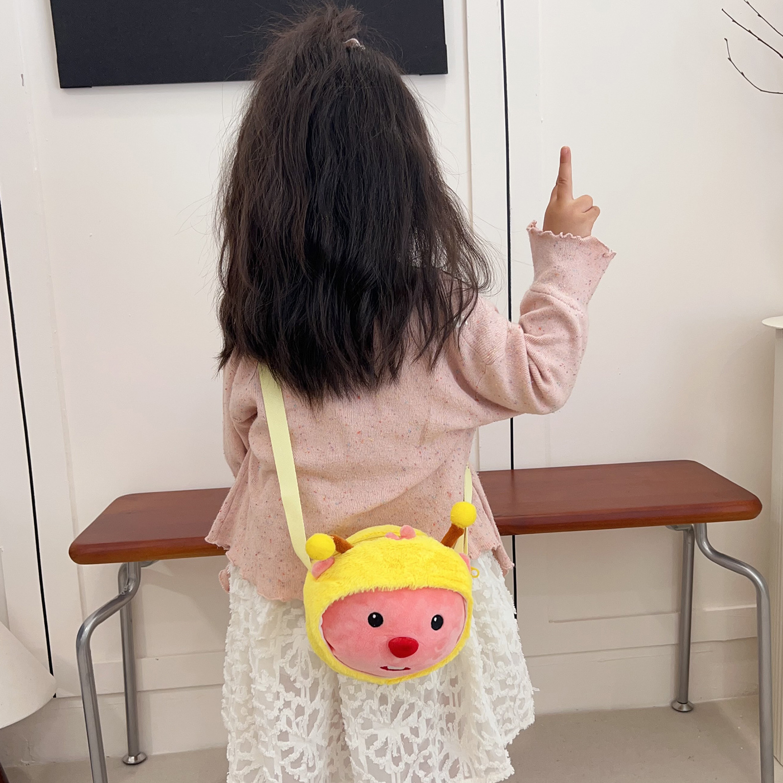 The popular cartoon crossbody bag, cute beaver single-shoulder, fashionable autumn and winter plush children's new single-shoulder bag full figure