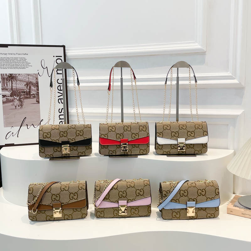 The new Korean version of the women's single-shoulder bag features a unique design, a textured underarm bag, and a fashionable hand-held small square bag with color contrast and patchwork Application Scenario