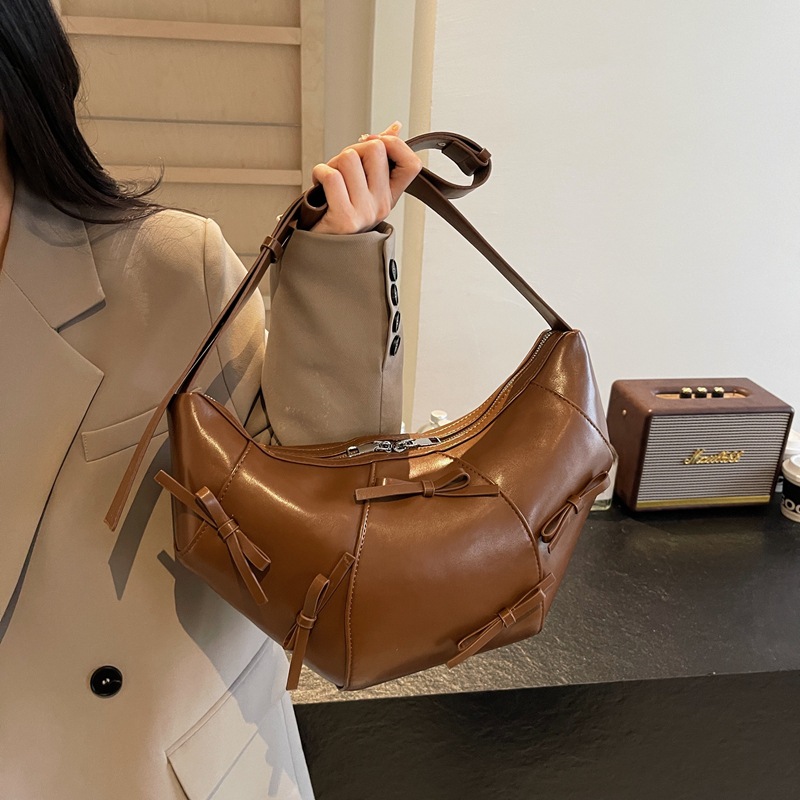 A high-end retro soft leather horn bag for women, a new 2024 trendy, retro, niche and stylish large-capacity crossbody bag Specification drawing