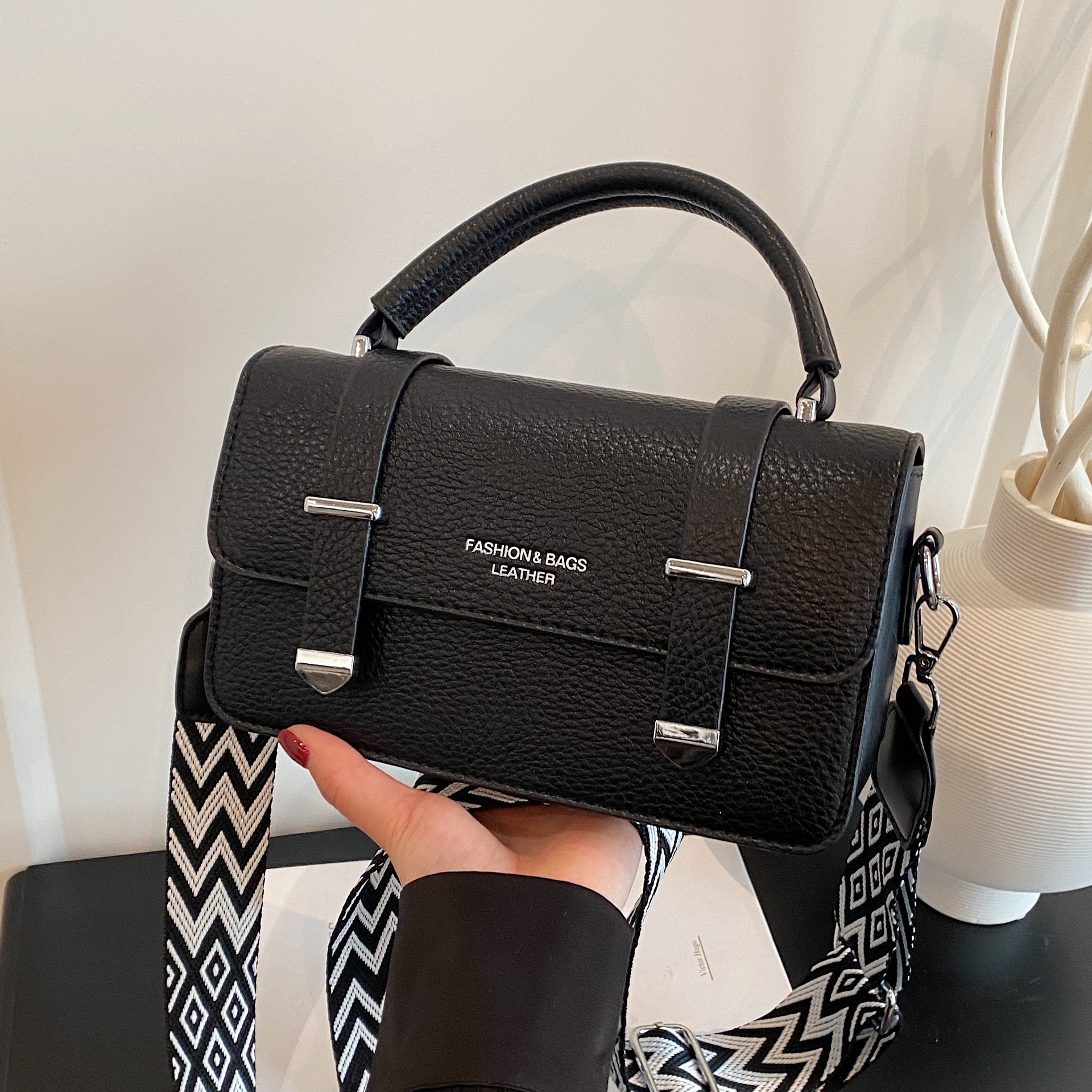 Cross-border niche handbag for women 2025 Summer New trendy texture handbag, versatile and fashionable, single-shoulder crossbody small square bag full figure