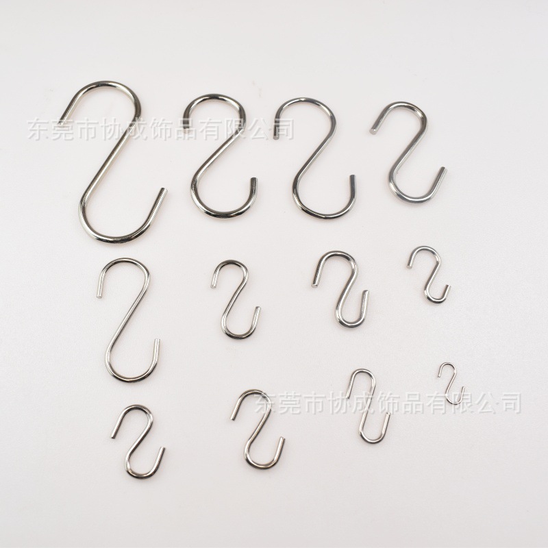 Metal S-shaped hooks, iron hooks, small metal hooks, S-shaped iron hooks, S-shaped hooks, kitchen furniture hooks, S-shaped curved hooks Application Scenario