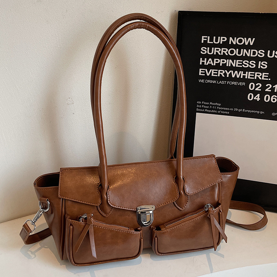 High-end hot girl multi-pocket motorcycle bag, 2024 new retro large-capacity underarm bag, stylish commuter bag full figure