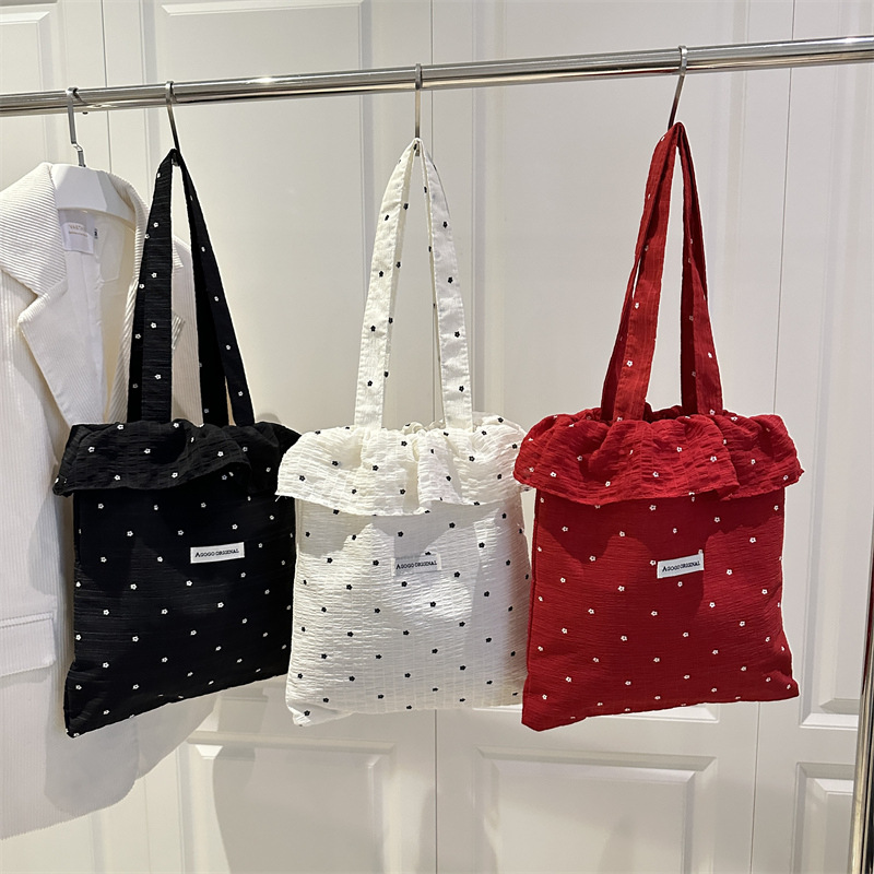 The new summer 2025 fresh and sweet single-shoulder bag with cute ruffles, a versatile Korean-style bag with a large capacity for commuting to school Application Scenario