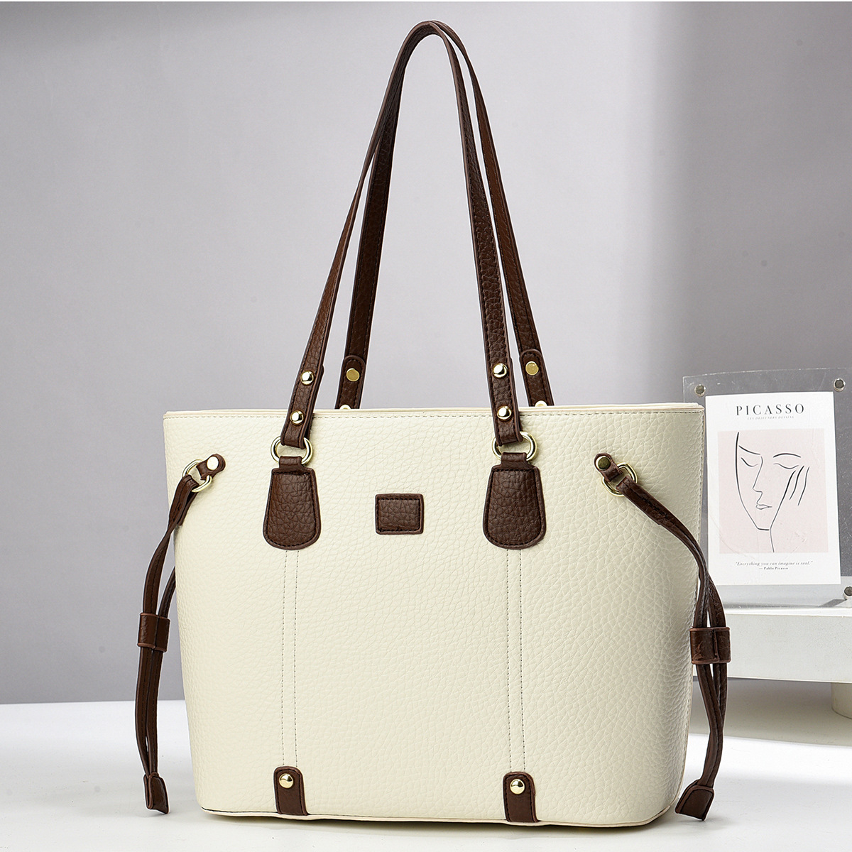 The 2024 new large-capacity underarm tote bag with lychee pattern is a trendy single-shoulder crossbody bag for women and a high-quality commuting handbag full figure