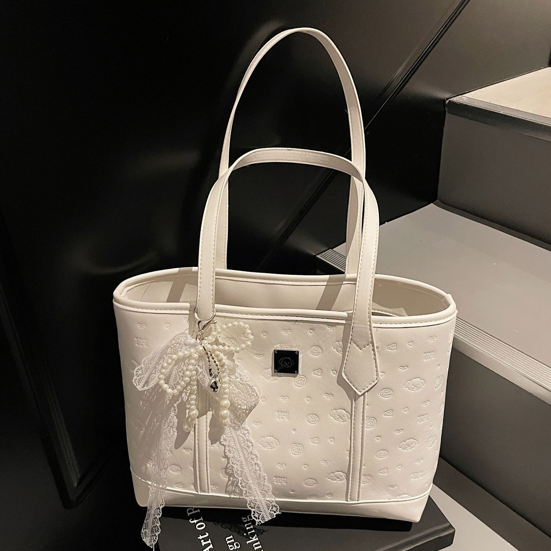 High-end and versatile large bag for women, 2025 new summer fashion underarm tote bag, large-capacity commuting single-shoulder bag details Picture
