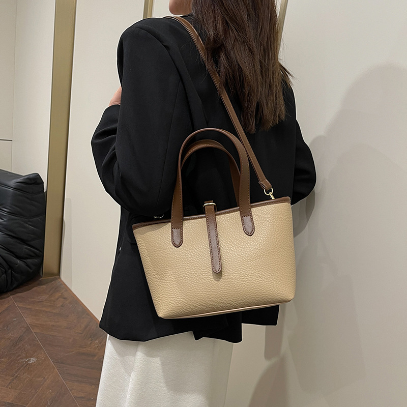 High-end texture large-capacity tote bag, women's 2024 new crossbody bag, retro single-shoulder bag, commuting handbag Application Scenario