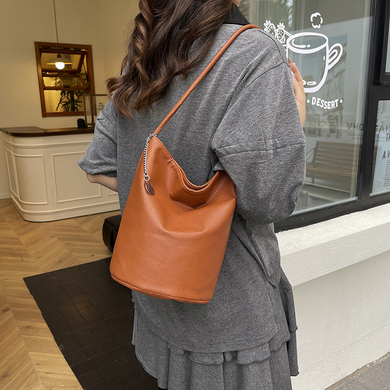 Commuter Tote bag for women, 2025 New stylish large-capacity bucket crossbody bag, high-quality single-shoulder underarm bag details Picture