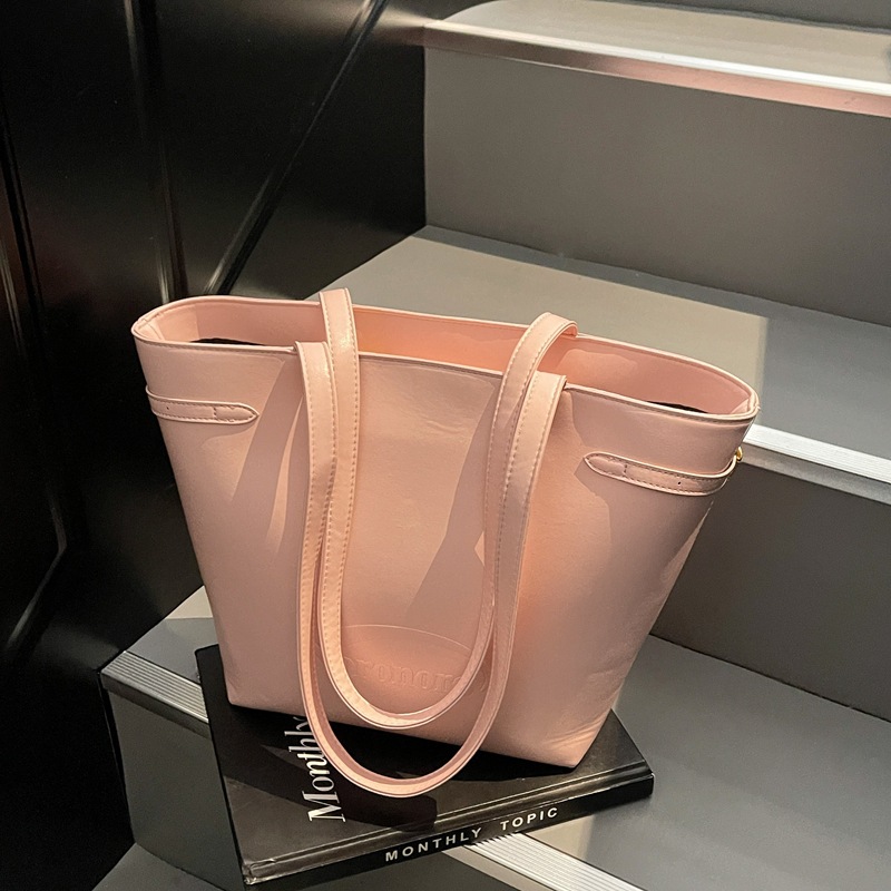 This year's popular bag for women is the 2025 new trendy retro casual large-capacity, versatile and fashionable single-shoulder bucket bag Application Scenario