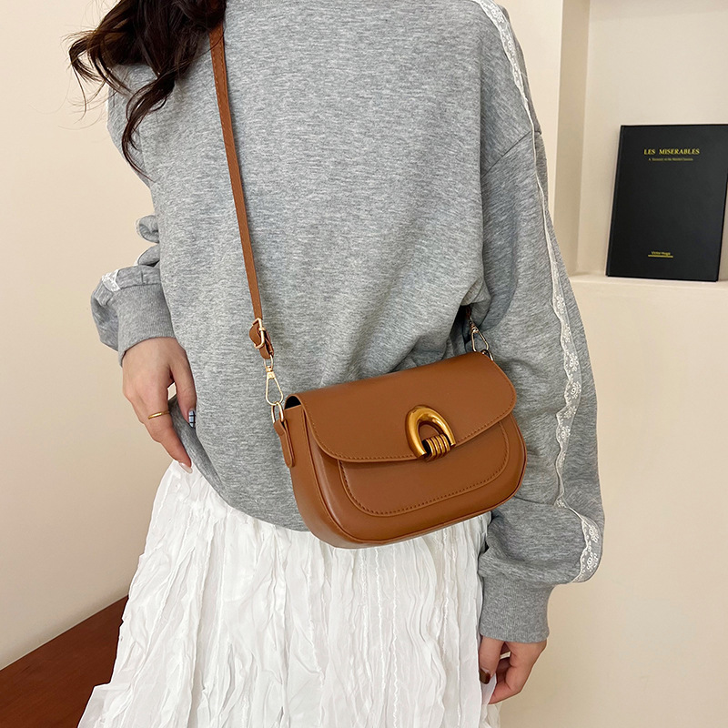 This year's popular women's 2025 new casual single-shoulder bag, a high-end commuter crossbody saddle bag details Picture