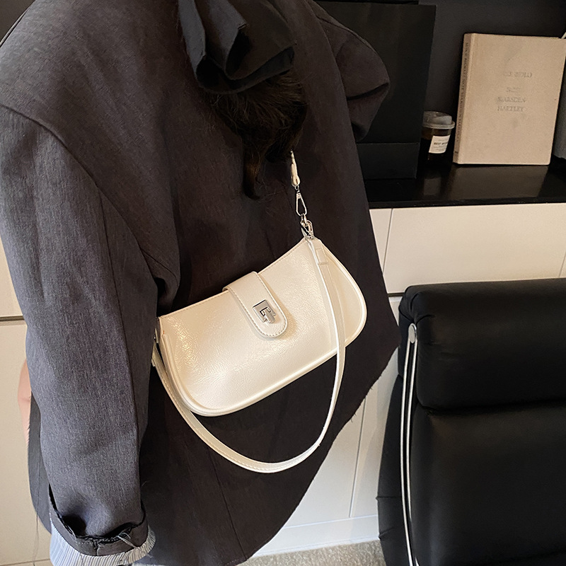 Spring 2025 new high-end ladies' small bags: simple and versatile baguette bag, niche design, single-shoulder underarm bag details Picture