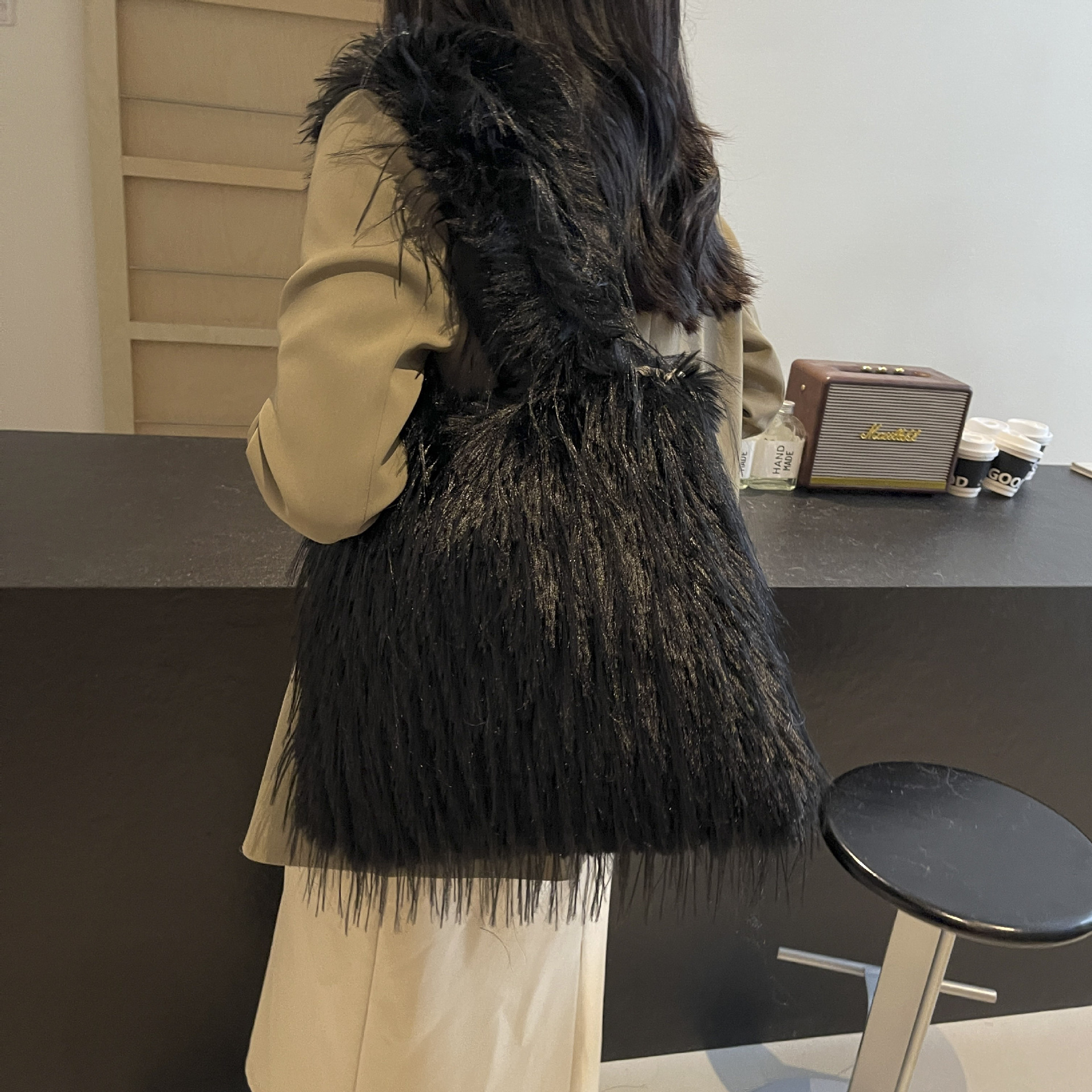 2024 Autumn/Winter new casual fur bag, large-capacity tote bag, fashionable single-shoulder underarm bag, handbag, plush bag Application Scenario