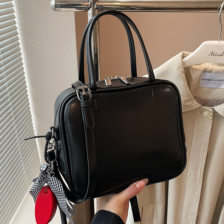 A new Korean-style briefcase bag for women in 2024, a trendy and retro small square bag, simple and multi-functional single-shoulder crossbody bag full figure