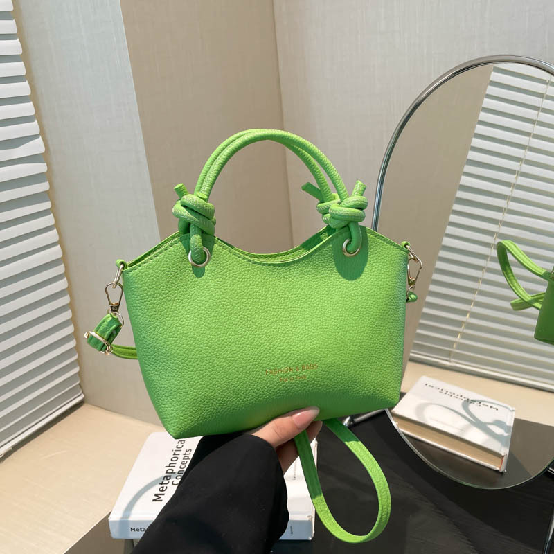 This year, the "Small Bag Women 2025" new style of fashionable single-shoulder crossbody bag is in vogue. It's a versatile commuting crossbody bucket bag full figure