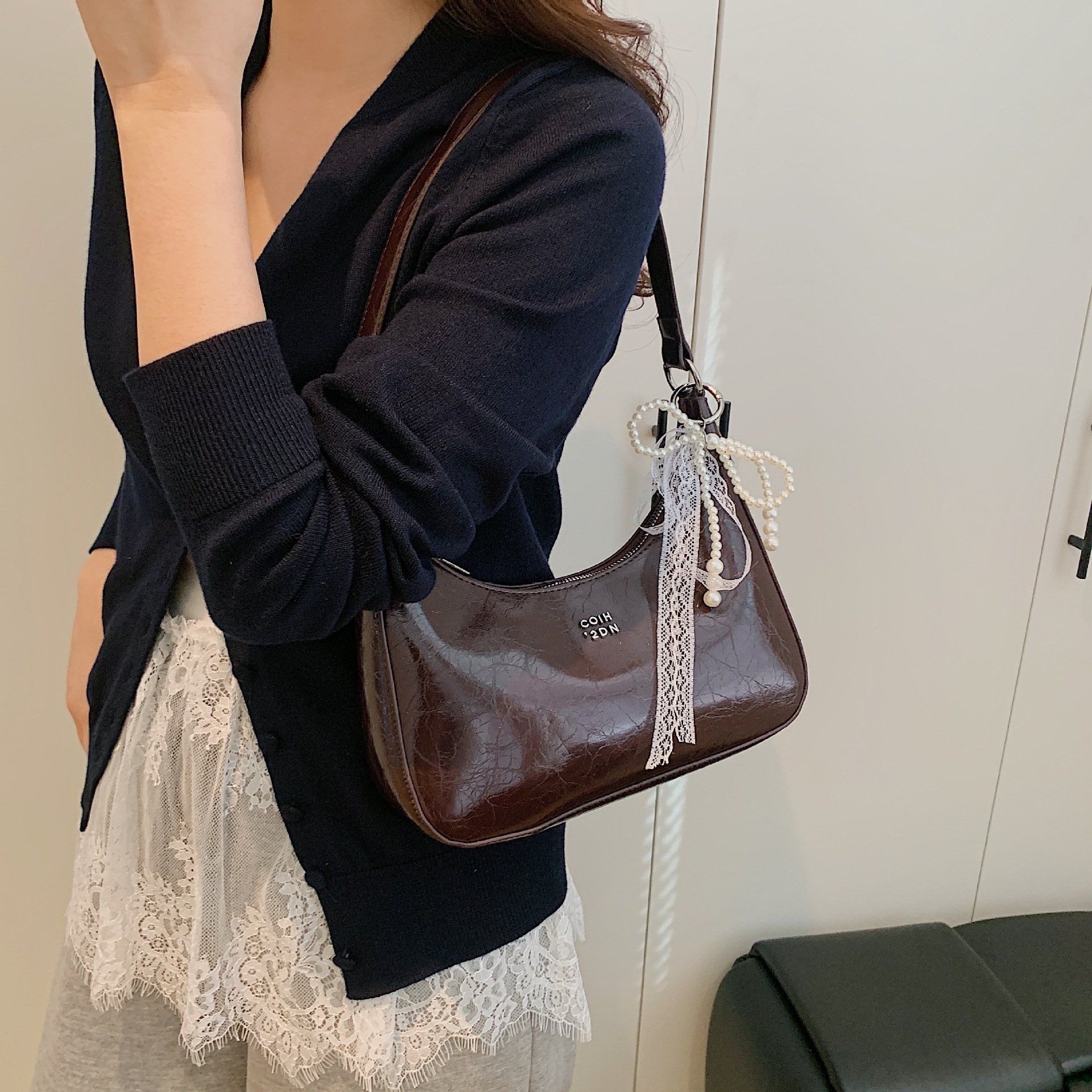 High-end, niche underarm bag for women, 2025 new trendy summer, stylish single-shoulder bag with pleated texture Specification drawing