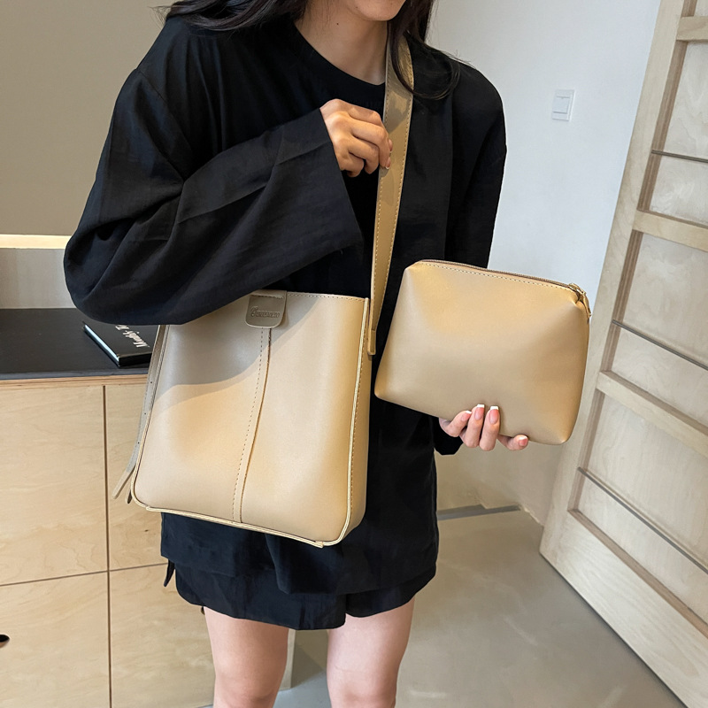 Large-capacity women's 2024 new style high-end crossbody bucket bag, quality single-shoulder bag, versatile and casual mother and child bag Application Scenario