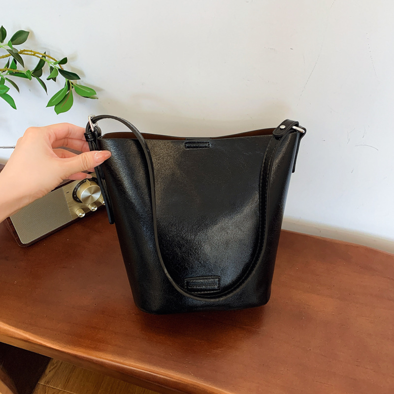 A new 2024 casual crossbody bucket bag for women, featuring a retro, versatile and fashionable Korean design Specification drawing