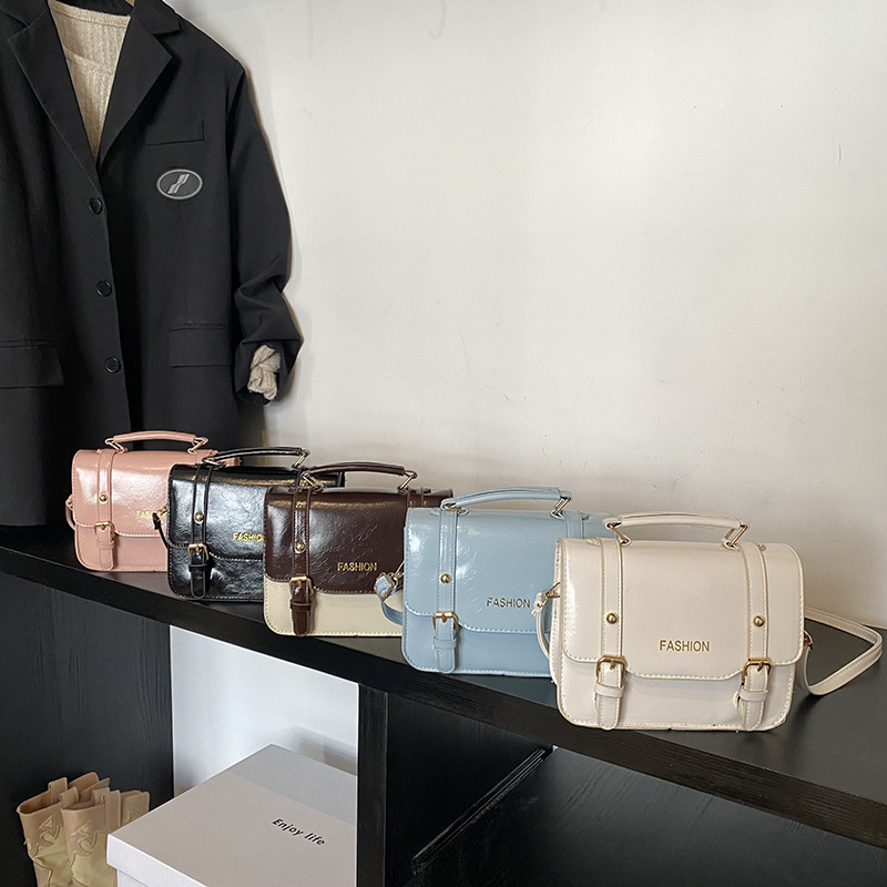 Retro handbag for women, 2025 new trendy and fashionable color-blocking small square bag, versatile single-shoulder crossbody bag, briefcase Application Scenario