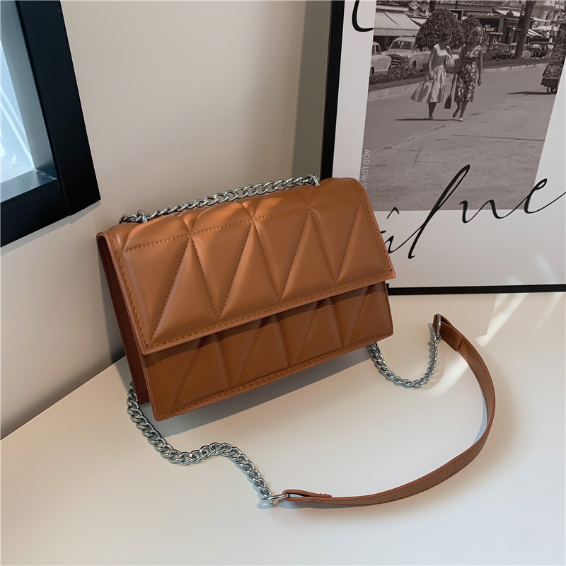The new 2022 trendy Korean-style stylish diamond-shaped chain embroidered thread small square bag and mini crossbody single-shoulder bag have been launched full figure