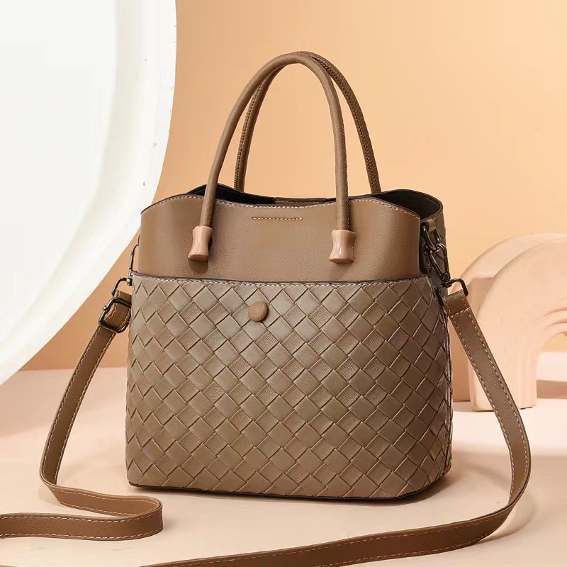 2024 New large-capacity woven single-shoulder handbag for work, a high-end and versatile bucket bag for commuting details Picture