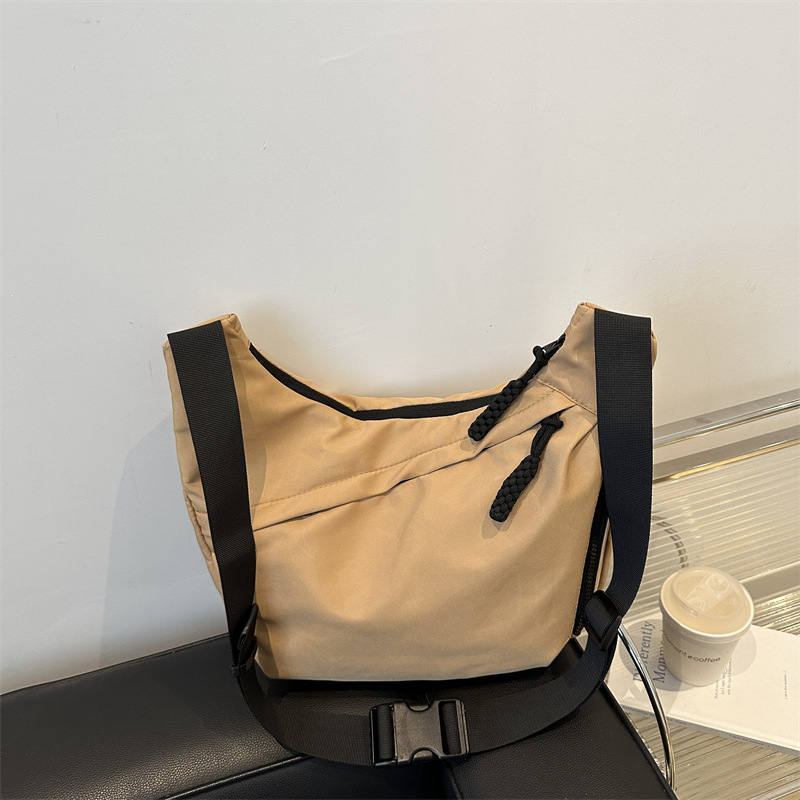 The 2024 new style of the casual large-capacity tote bag is a fashionable and simple cross-body commuting bag with a laid-back style for students during class full figure