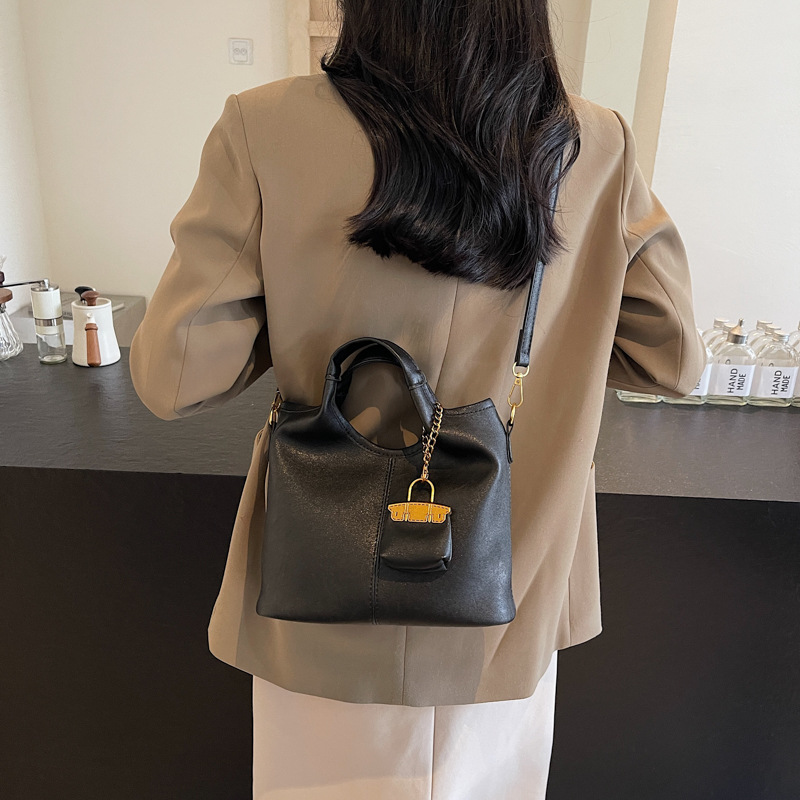 High-quality, light luxury hand-held tote bag for women, 2024 new large-capacity, fashionable and retro single-shoulder crossbody bag Application Scenario