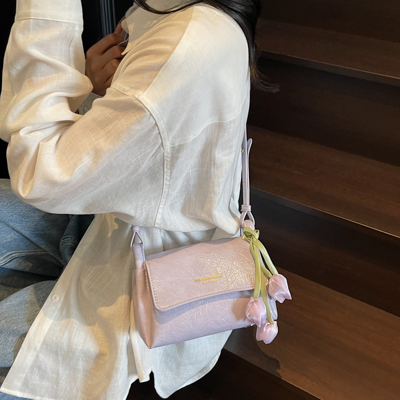 2025 Summer New versatile underarm bag, fashionable small square bag, simple women's bag, fashionable single-shoulder bag, commuter crossbody bag Application Scenario