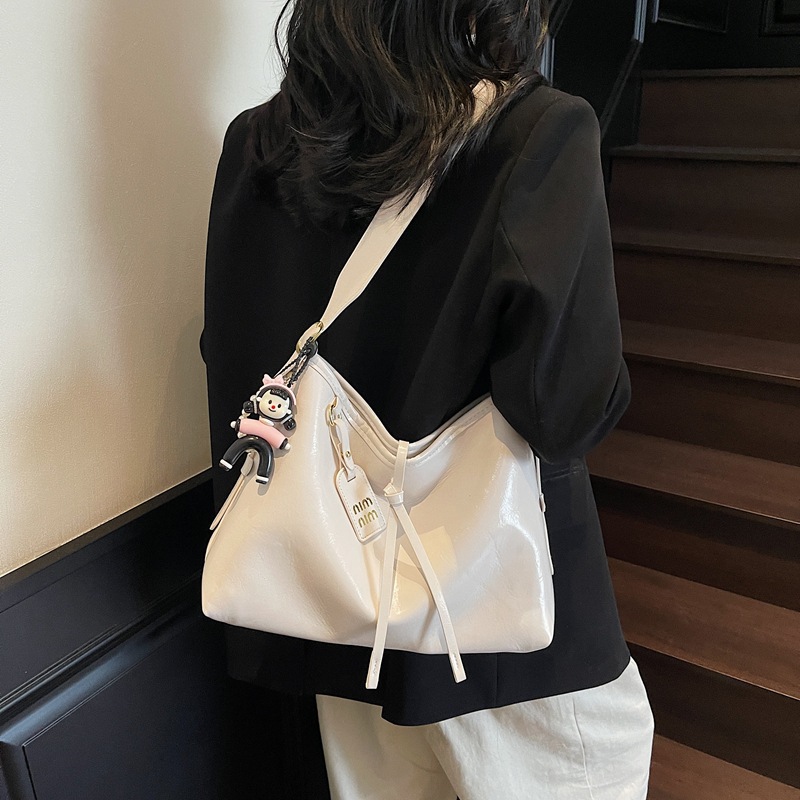 The 2025 new style of fashionable solid color large-capacity underarm bag for women, with a retro and high-end feel, is a niche commuting single-shoulder crossbody bag details Picture