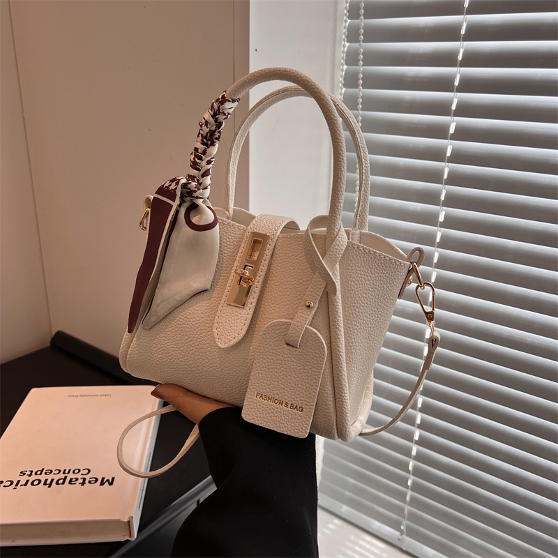 Niche design handbag, 2024 new style, fashionable and retro wing bag, stylish silk scarf decoration, single-shoulder crossbody bag details Picture