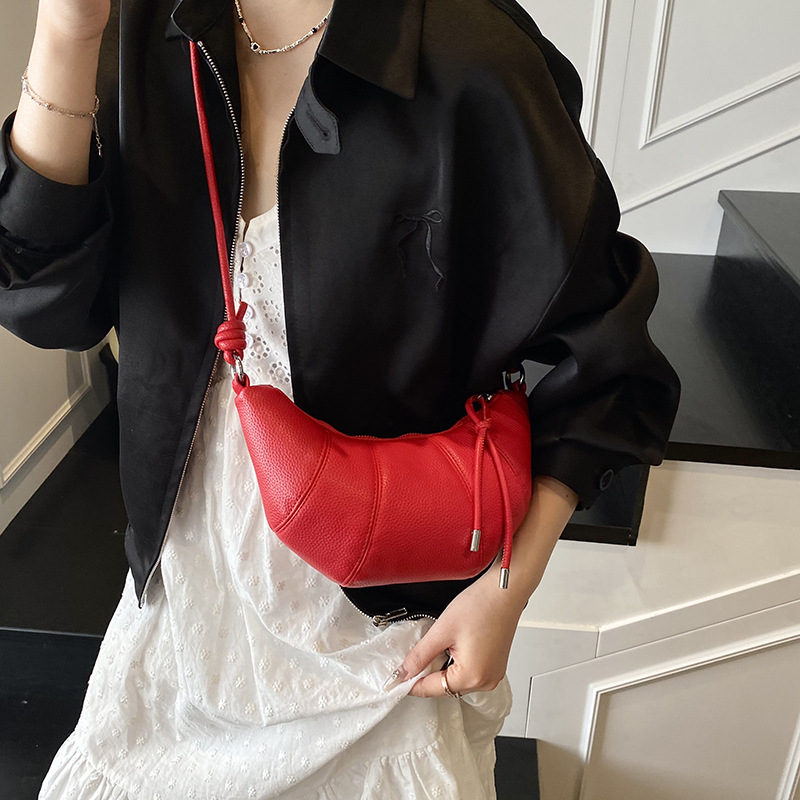 Cross-border fashion lychee-patterned dumpling bag for women 2025 Spring/Summer New Korean style trendy, simple and casual single-shoulder crossbody bag Application Scenario