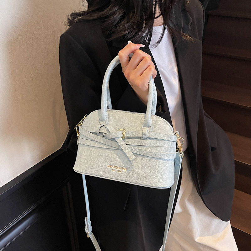 A high-end, stylish hand-held shell bag for women, a new Spring/Summer 2025 vintage and versatile single-shoulder crossbody bag with lychee pattern details Picture
