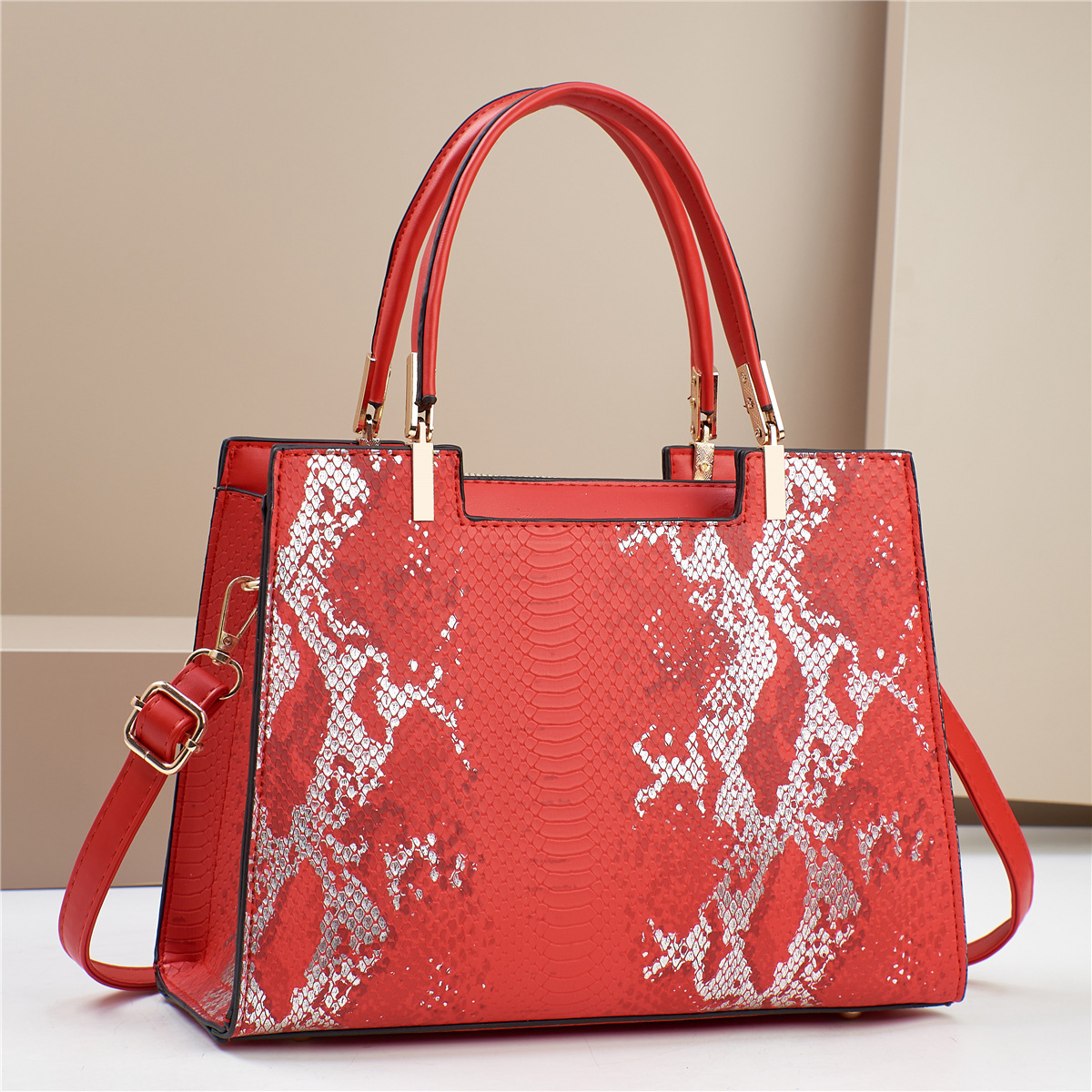 A new high-capacity single-shoulder crossbody bag with snake pattern for women in 2024, a fashionable and high-quality product for foreign trade full figure
