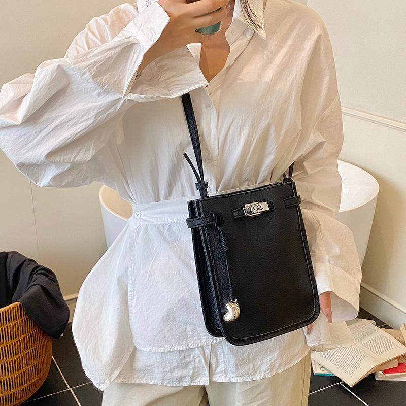 Fashionable, exquisite and super popular bags for women in 2025, a versatile single-shoulder bag in solid color, a crossbody bag, and a trendy bestseller for mobile phones Specification drawing