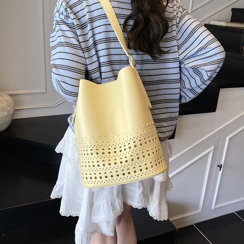 Hollowed-out solid color fashionable large-capacity bucket bag for women 2025 new style, stylish, versatile, casual and simple single-shoulder crossbody bag Application Scenario