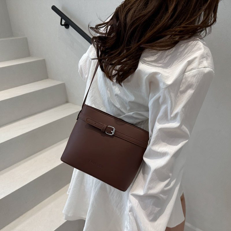 The fashionable dopamine-colored simple lychee pattern bucket bag is versatile, with a casual and niche design. It's a crossbody bag Specification drawing
