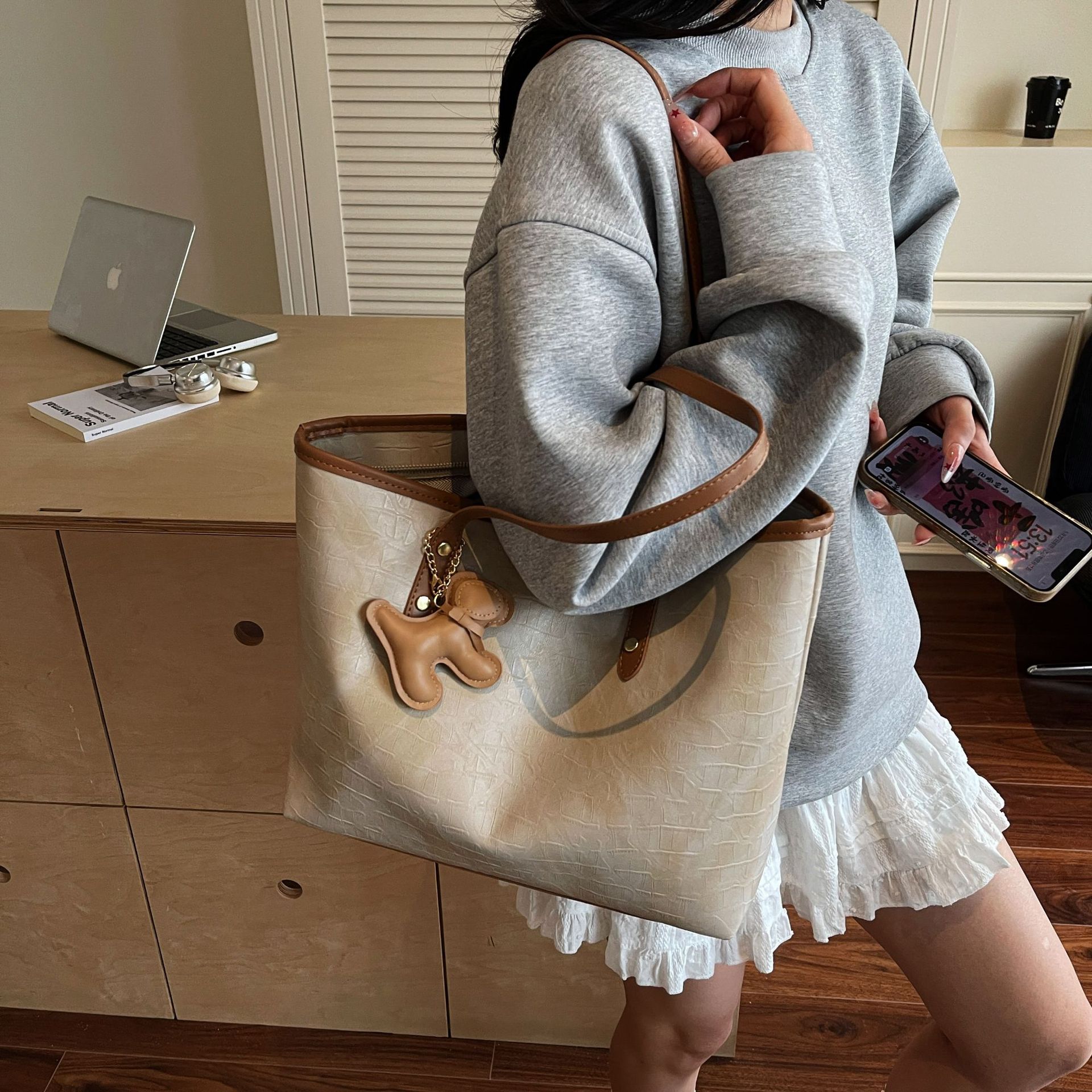Solid color, high-end texture, large-capacity tote bag for women 2025, a new trendy, fashionable, niche and simple commuting single-shoulder bag Application Scenario