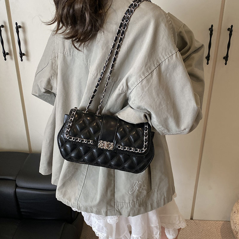 Diamond-shaped embroidered thread small bag for women, 2025 new style, fashionable and versatile chain crossbody bag, high-end quality, single-shoulder small square bag Application Scenario