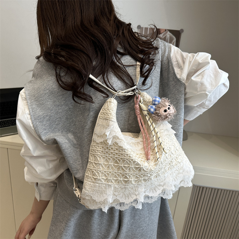 2025 Summer Casual Vacation ethereal lace mesh tote bag, underarm single-shoulder crossbody bag, large-capacity commuter women's bag Application Scenario