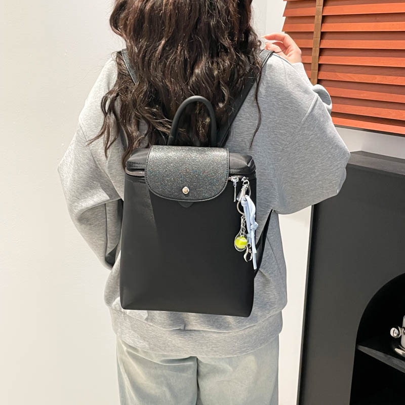 A new trendy and fashionable commuting bag from South Korea in 2025, with a large capacity for student travel and a high-end feel for women details Picture
