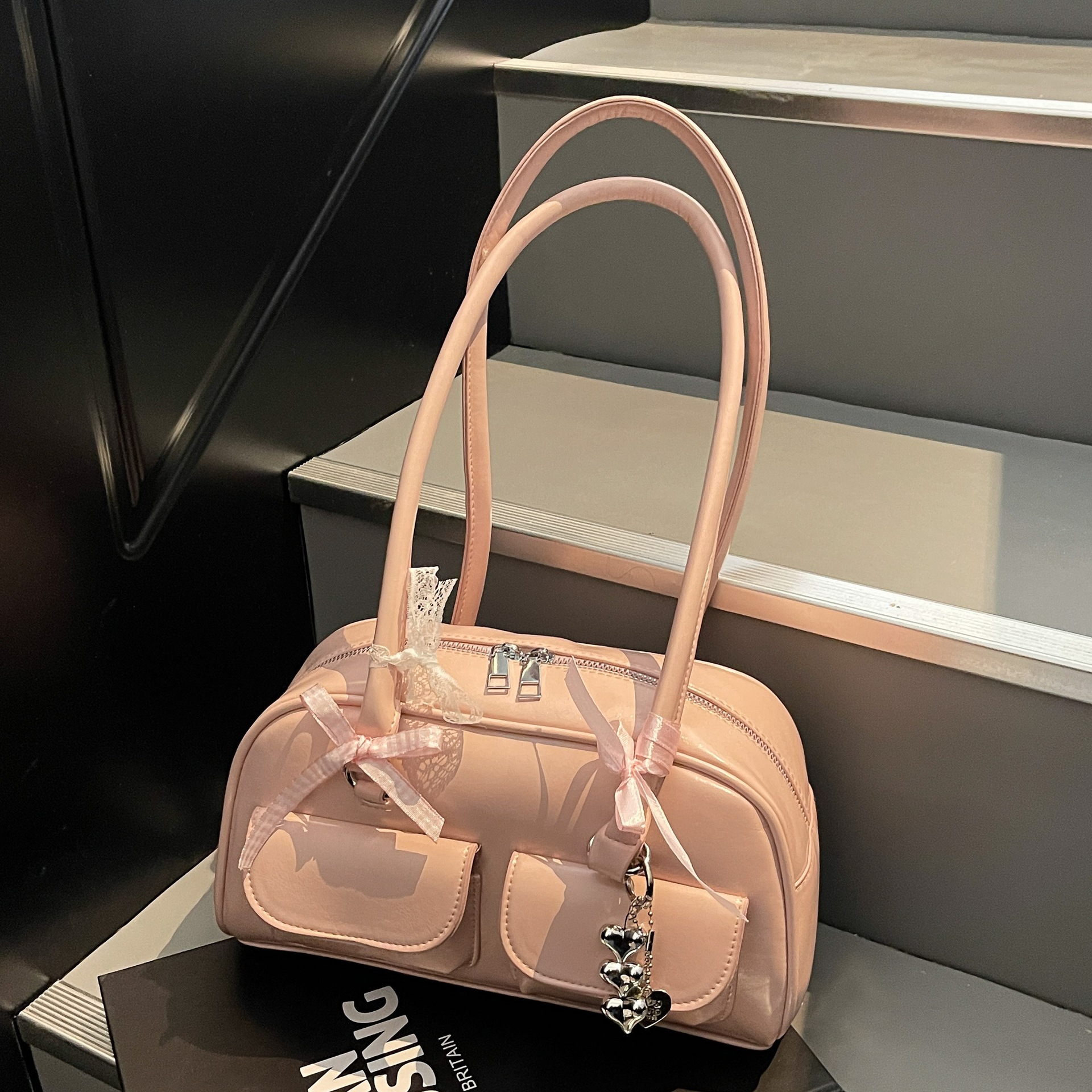 High-end commuter handbag 2025 Spring/Summer large-capacity single-shoulder underarm bag Versatile double-pocket Boston bag Application Scenario